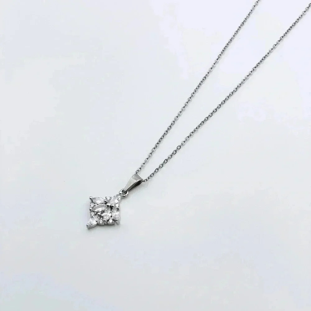 Leaf pendant necklace